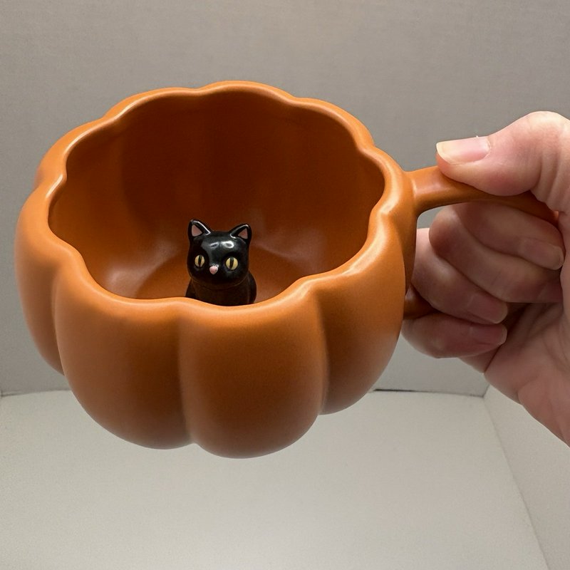 Celebrate Together Peek-A-Boo Pumpkin Mug Oversized Black Cat Inside Halloween