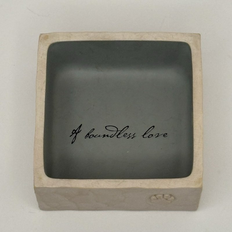 Willow Tree Hug Keepsake Box 3” Susan Lordi Demdaco 2004 Retired Child Dog