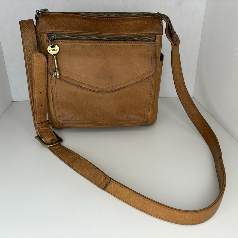 Fossil 75082 Tan Leather Crossbody Bag w/ Key Charm Brass Hardware Vintage
