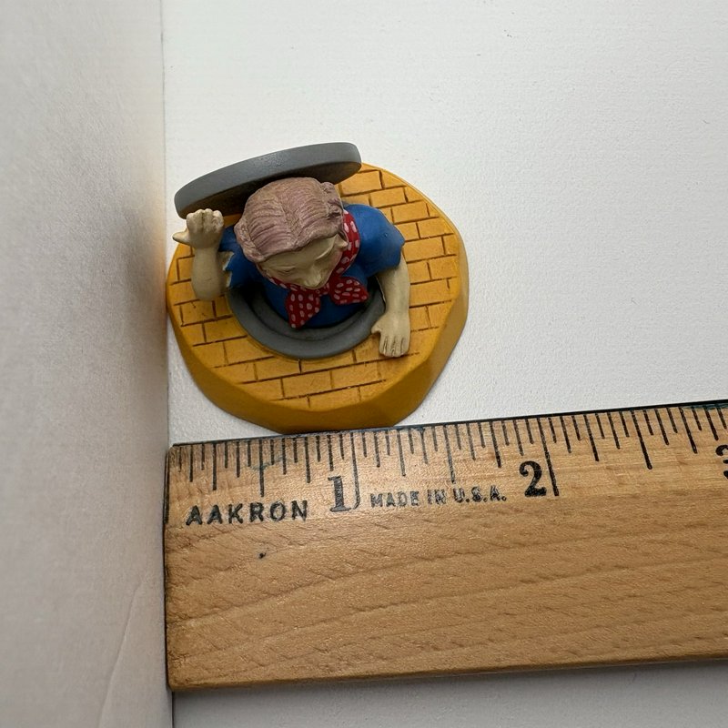 Dept 56 Wizard of Oz Mini Figure – Munchkin Manhole Accessory Rare