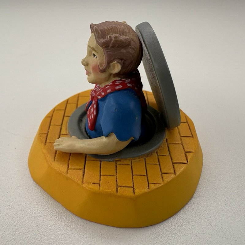 Dept 56 Wizard of Oz Mini Figure – Munchkin Manhole Accessory Rare