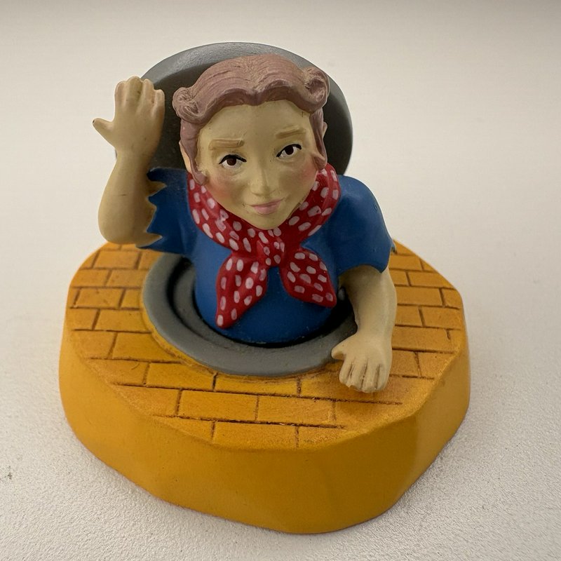 Dept 56 Wizard of Oz Mini Figure – Munchkin Manhole Accessory Rare