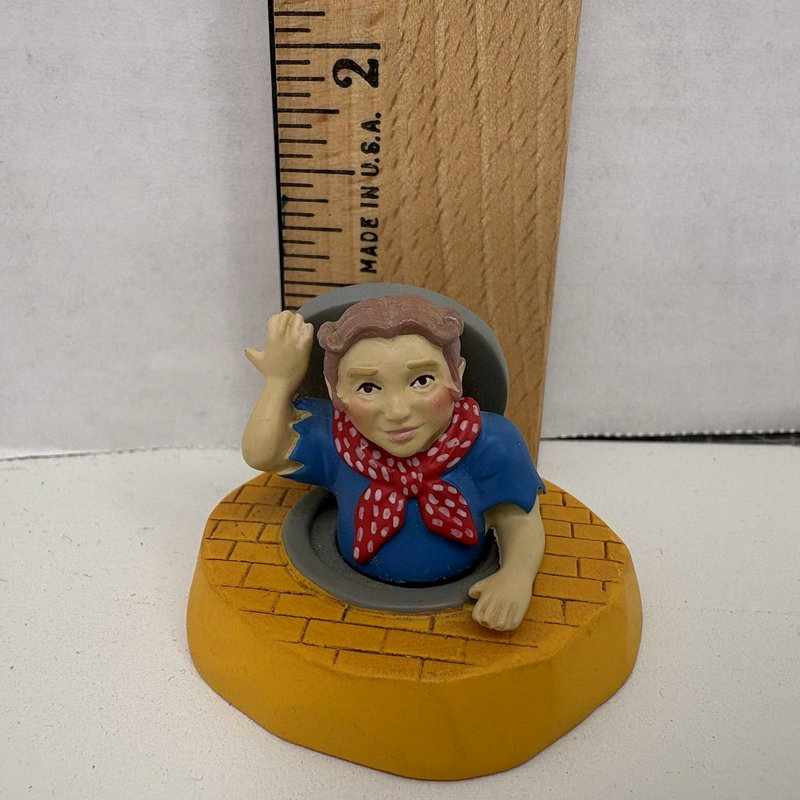 Dept 56 Wizard of Oz Mini Figure – Munchkin Manhole Accessory Rare