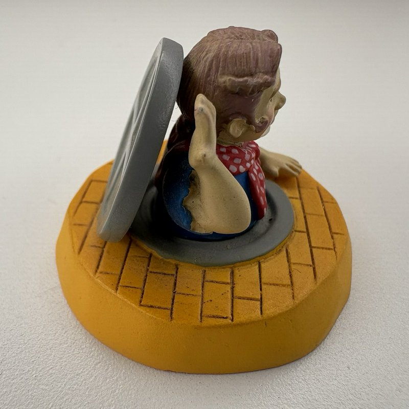 Dept 56 Wizard of Oz Mini Figure – Munchkin Manhole Accessory Rare