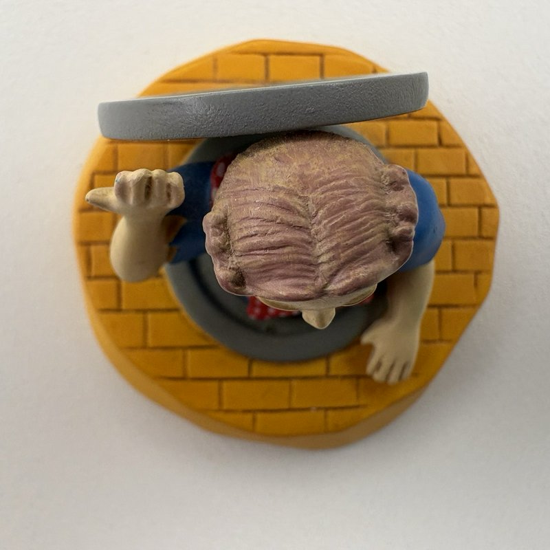 Dept 56 Wizard of Oz Mini Figure – Munchkin Manhole Accessory Rare