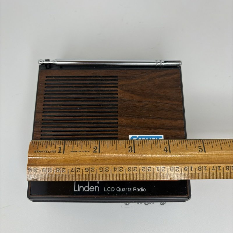 Vintage Linden Model 2510 AM/FM LCD Quartz Travel Alarm Clock Radio w/ Box