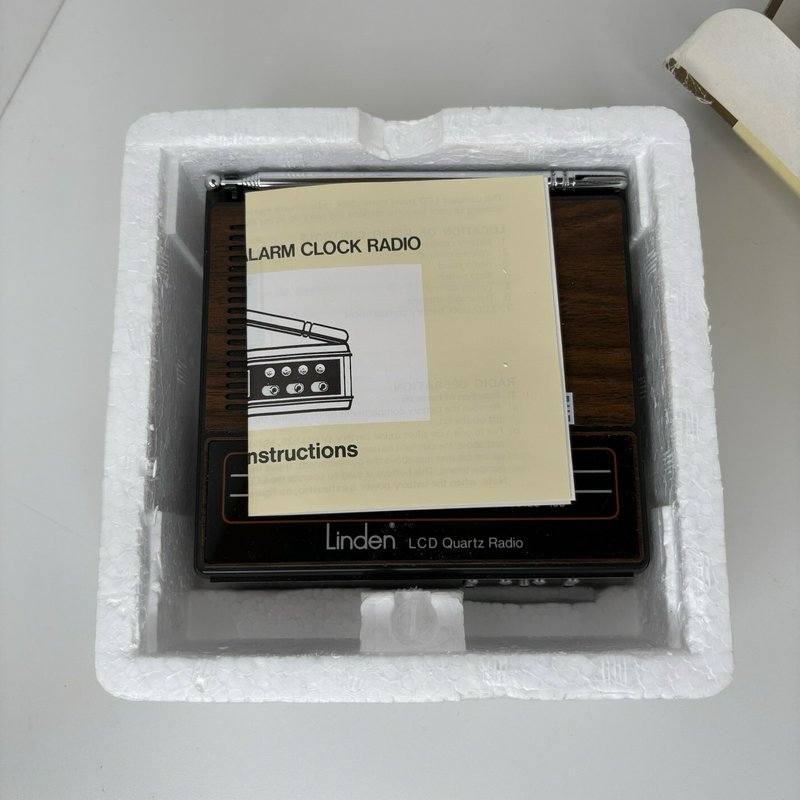 Vintage Linden Model 2510 AM/FM LCD Quartz Travel Alarm Clock Radio w/ Box