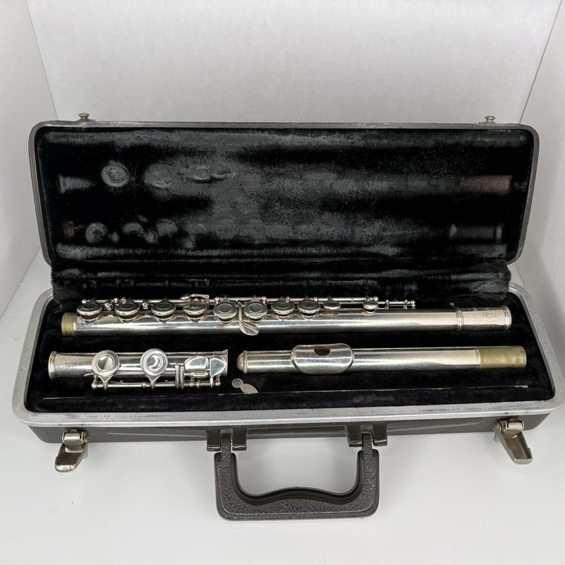 Bundy Student Flute Closed Hole Vintage Silver Tone w/ Original Hard Case