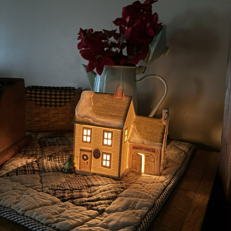 Dept 56 New England Village Livery Stable House Lighted 1986 Ceramic