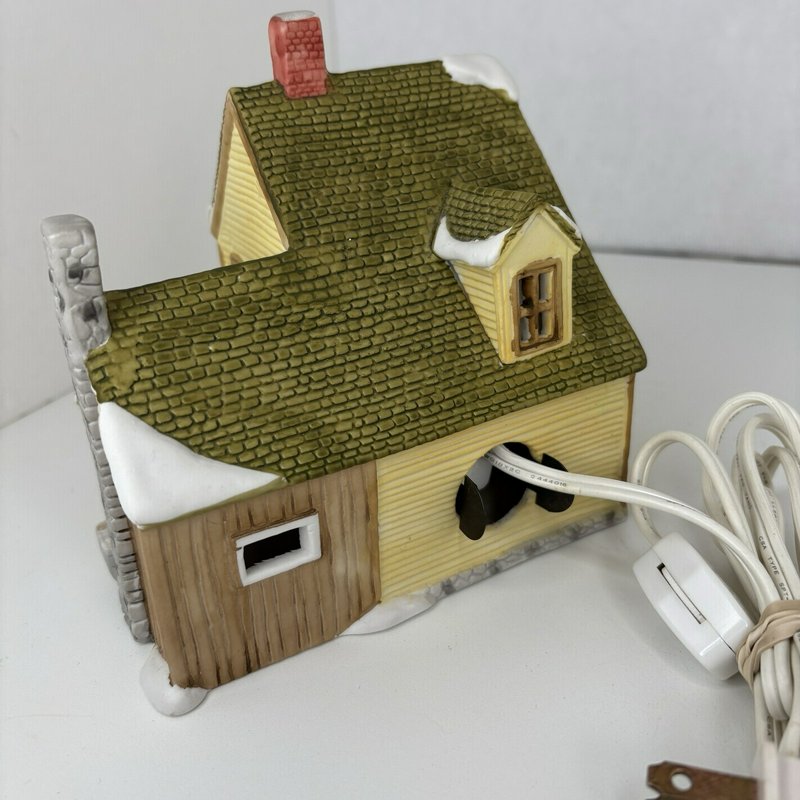 Dept 56 New England Village Livery Stable House Lighted 1986 Ceramic