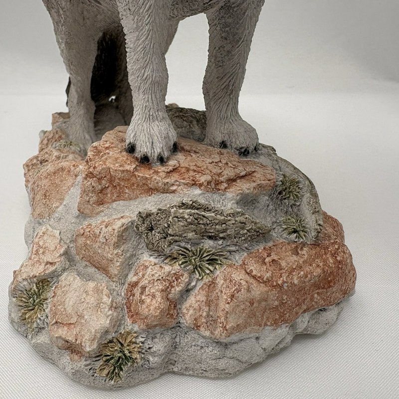 Living Stone Wolf Figurine 1993 Stone Lookout Resin Wildlife Cabin Decor