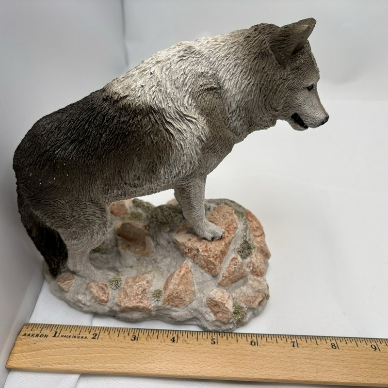 Living Stone Wolf Figurine 1993 Stone Lookout Resin Wildlife Cabin Decor