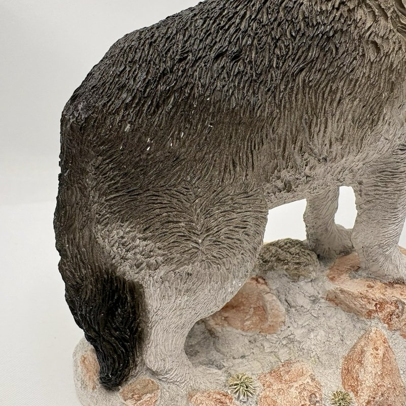 Living Stone Wolf Figurine 1993 Stone Lookout Resin Wildlife Cabin Decor