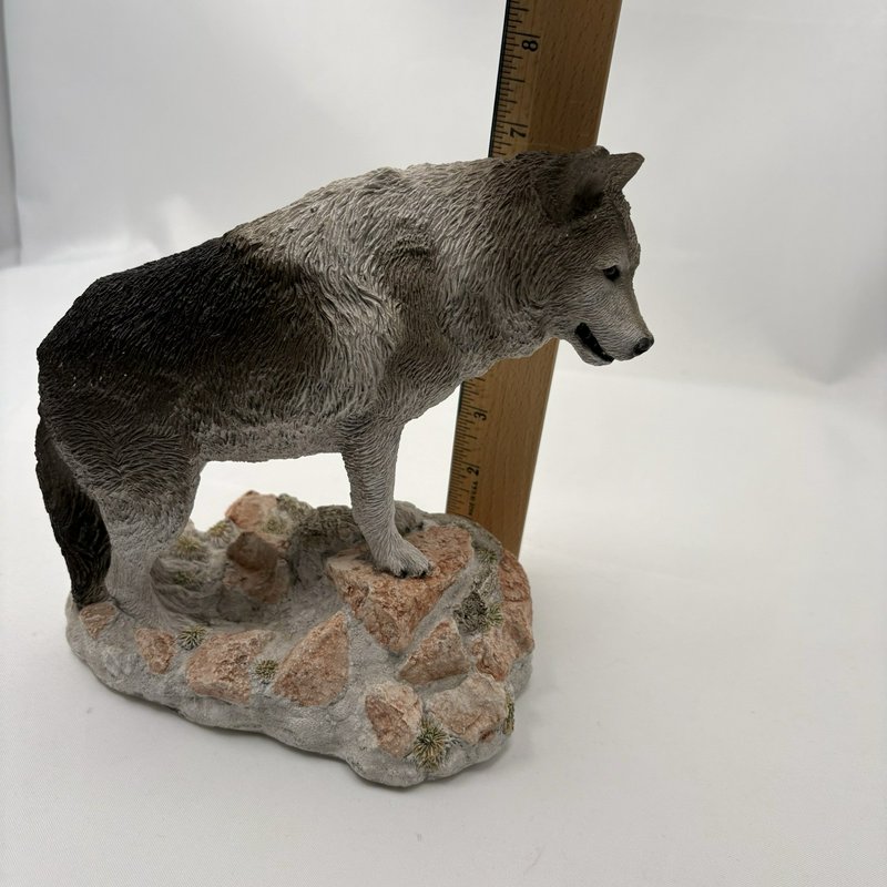 Living Stone Wolf Figurine 1993 Stone Lookout Resin Wildlife Cabin Decor
