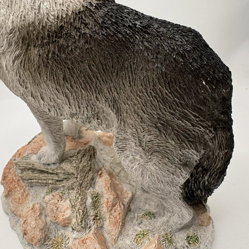 Living Stone Wolf Figurine 1993 Stone Lookout Resin Wildlife Cabin Decor