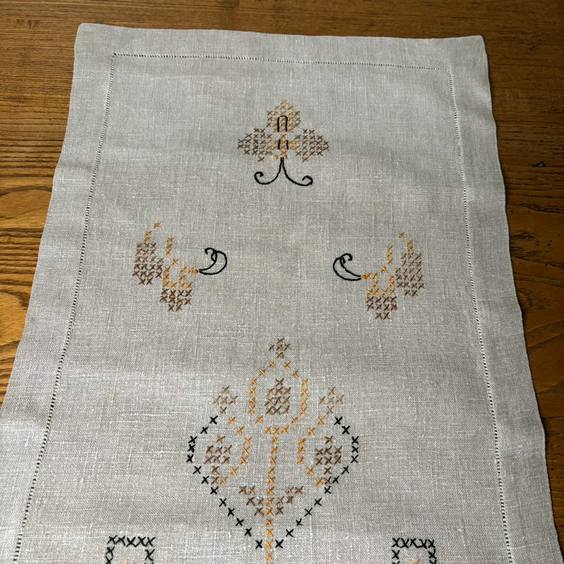 Vintage Linen Table Runner Bee Embroidery Cross Stitch Farmhouse 42x14