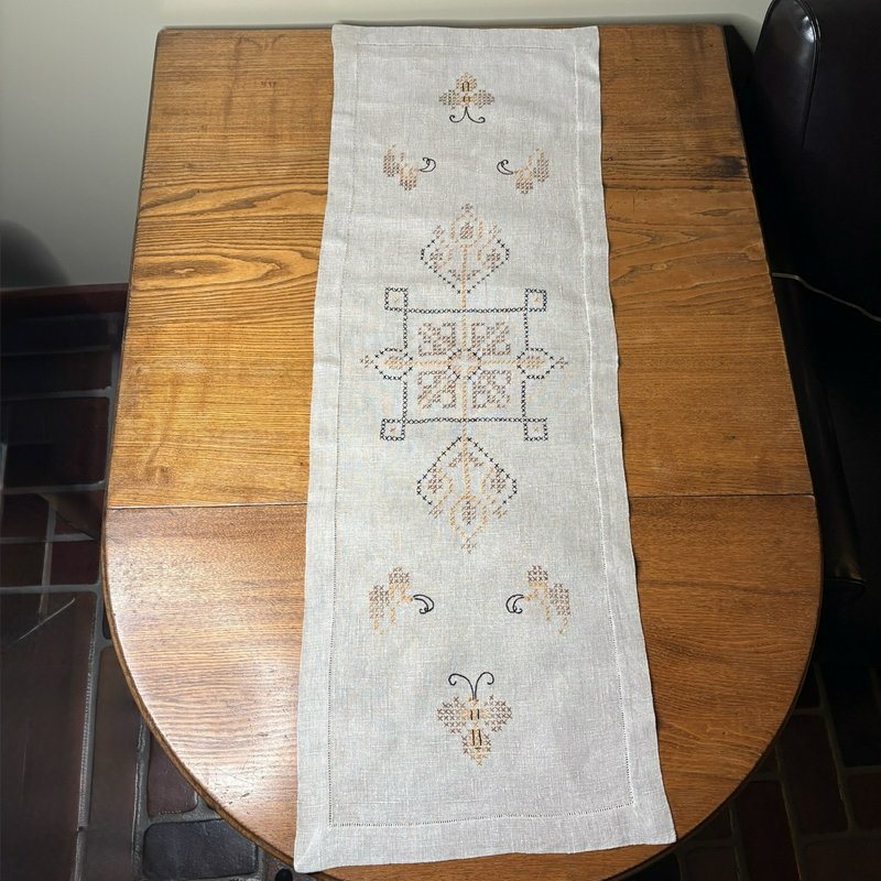 Vintage Linen Table Runner Bee Embroidery Cross Stitch Farmhouse 42x14